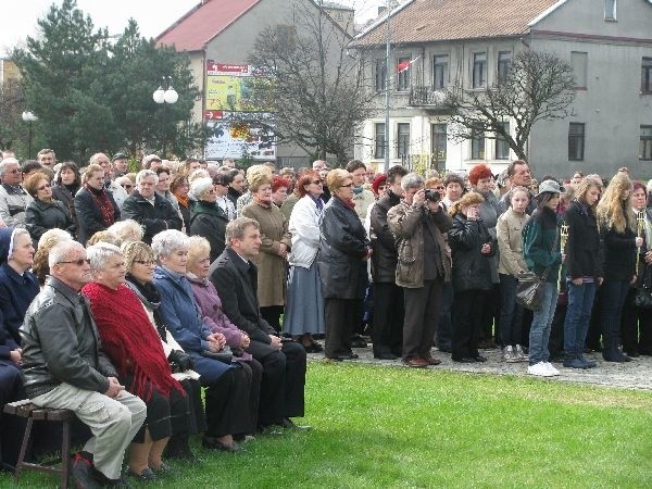 Debiczanie modlą sie za ofiary w Smolensku...