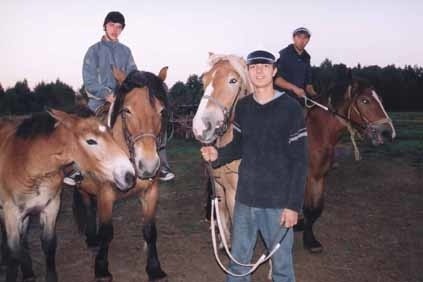 W nauce jazdy konnej pomaga dzieciom Jarosław Herbert, student wychowania fizycznego URz.