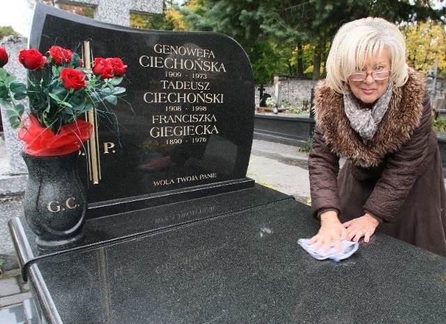 Pani Krystyna od lat systematycznie sama dba o grób swoich najbliższych na cmentarzu Starym w Kielcach.