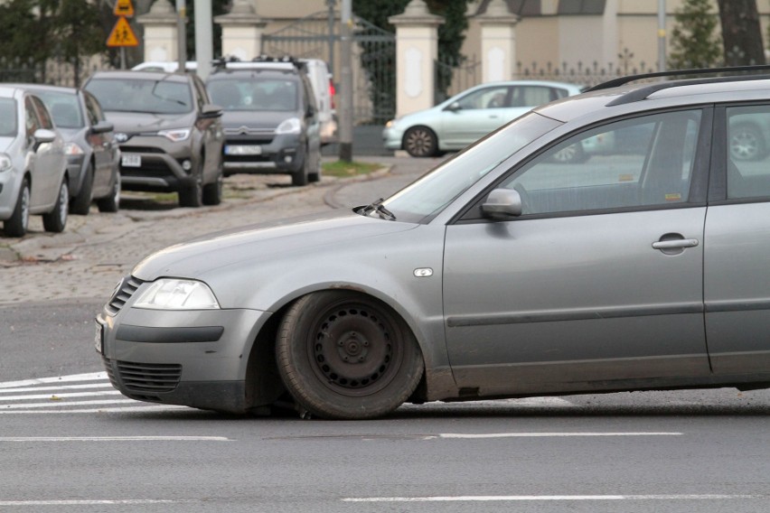 Zepsuty volkswagen blokuje plac Wróblewskiego[ZDJĘCIA]