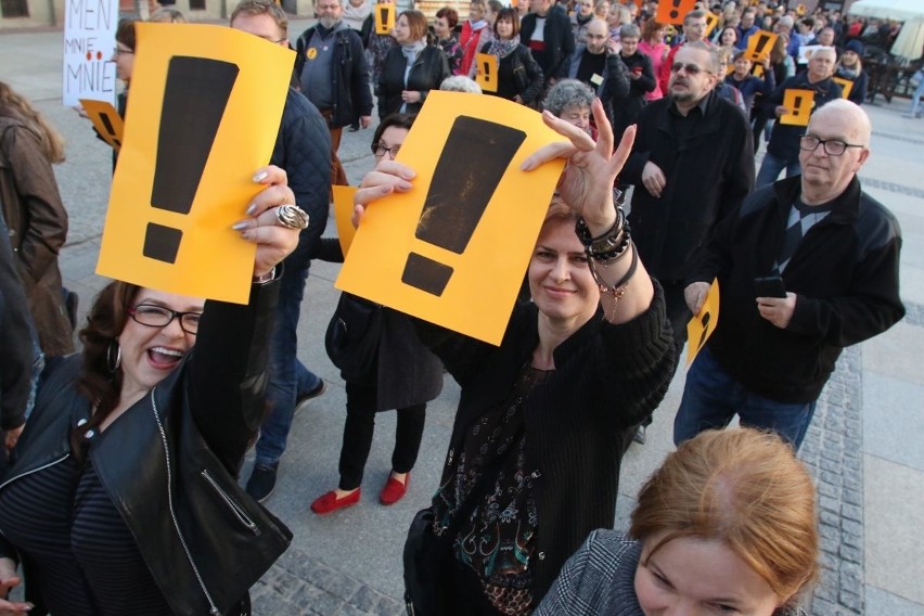 Strajk nauczycieli - spontaniczny protest na Rynku w Kielcach (TRANSMISJA)