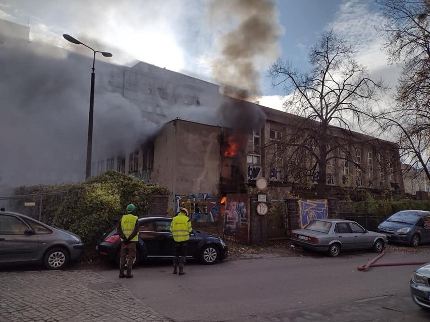 Pożar dawnego szpitala stoczniowego przy ul. Jana z Kolna w Gdańsku 26.10.2021