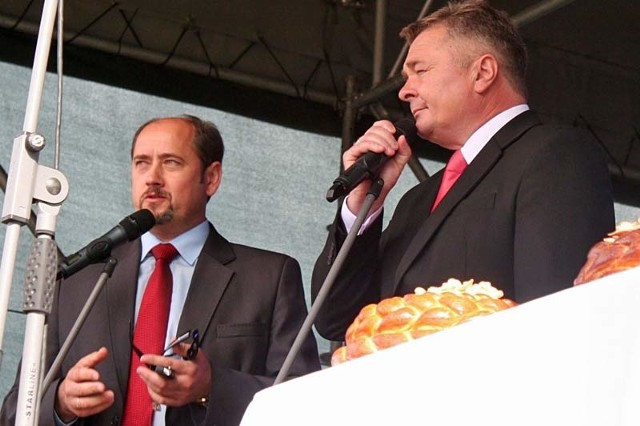 Poseł Mieczysław Golba (z lewej) i wójt Marian Ryznar w trakcie wymiany zadań podczas dożynek powiatu jarosławskiego.