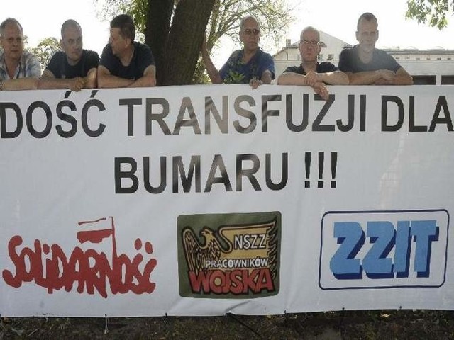 Związkowcy z WZL w Bydgoszczy nie chcą do Bumaru. Pod koniec maja oflagowali siedzibę zakładu.