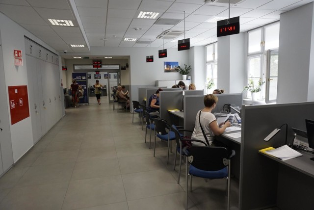 Do Poznańskiego Centrum Świadczeń rocznie wpływa około 150 tysięcy wniosków o różnego rodzaju świadczenia, w tym między innymi o 500 plus, 300 plus, dodatki mieszkaniowe, becikowe, zasiłki rodzinne. Co miesiąc PCŚ realizuje prawie 170 tysięcy przelewów bankowym, przekazując pieniądze na konta klientów