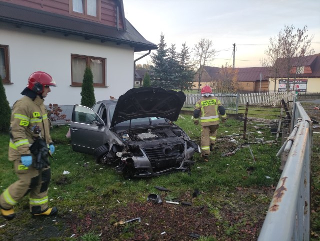 Wypadek w Podczerwonem. Samochód osobowy zniszczył metalowe płoty i wylądował na prywatnej posesji