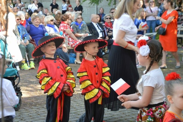 1 maja suchedniowianie świetnie bawili się podczas pikniku, zorganizowanego przez ośrodek kultury "Kuźnica" z okazji 20 rocznicy wstąpienia Polski do Unii Europejskiej.