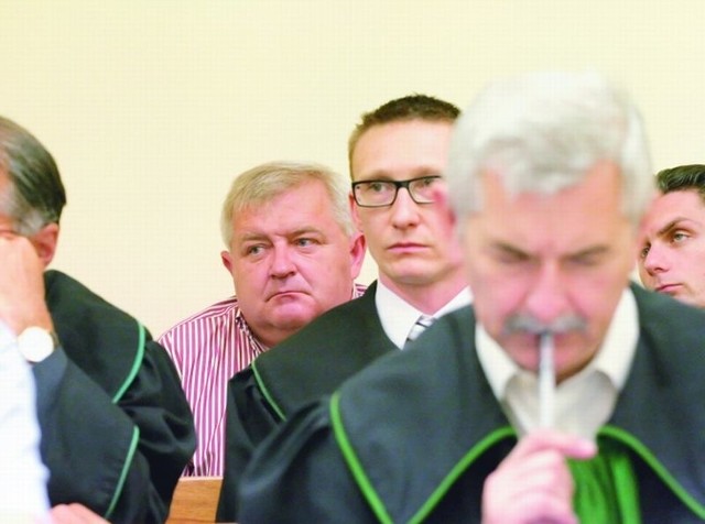 Prezydent Tadeusz Jędrzejczak zgodził się na publikację nazwiska i wizerunku. Gdy przysłuchiwał się wczoraj mowie końcowej prokuratora, wyglądał na załamanego. Emocji nie krył też po wyjściu z sądu.