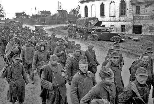 Estońscy i niemieccy żołnierze, którzy poddali się Rosjanom wiosną 1945 roku. Fotografię wykonano w obecnym Przydrożu Wielkim (gmina Korfantów).