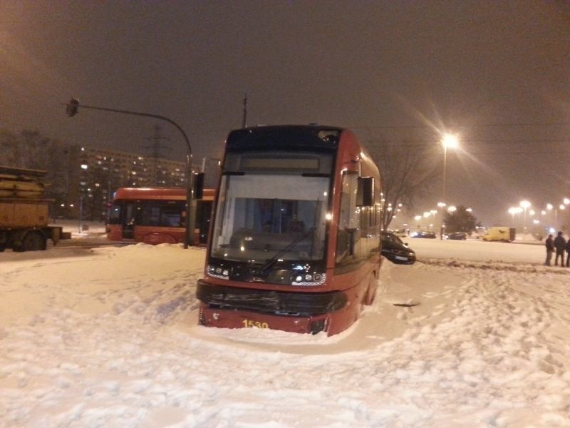 Volvo zderzyło się z "dziesiątką". Na Retkini nie jeżdżą tramwaje [FILM, zdjęcia]