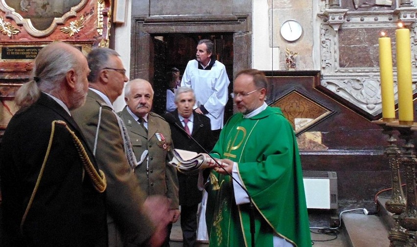 Kapelan Marian Fatyga otrzymał stułę z rąk delegacji Koła...