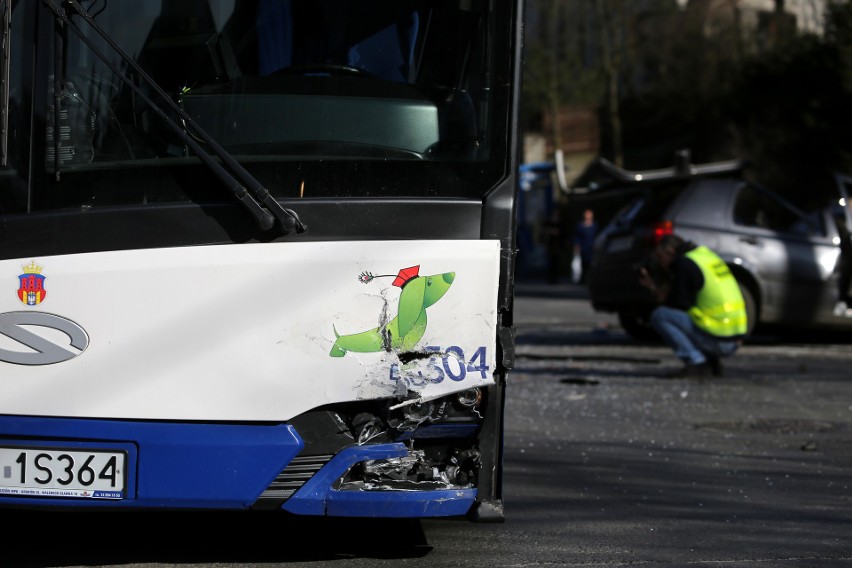 Kraków. Czołowe zderzenie autobusu MPK z osobówką. Cztery osoby odniosły obrażenia