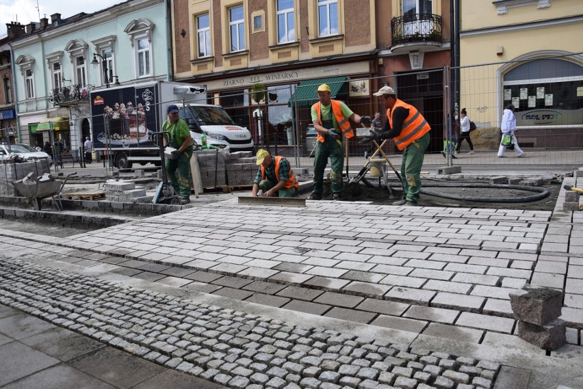 Tarnów. Utrudnienia na Krakowskiej. Wszystko przez wymianę kostki na jezdni [ZDJĘCIA]