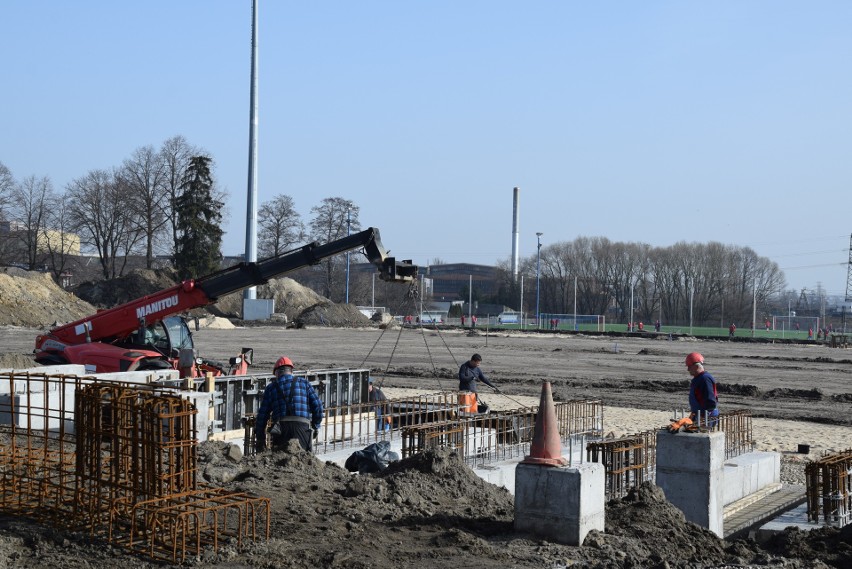 Na stadionie Rakowa praca wre. Powstają właśnie trybuny dla...