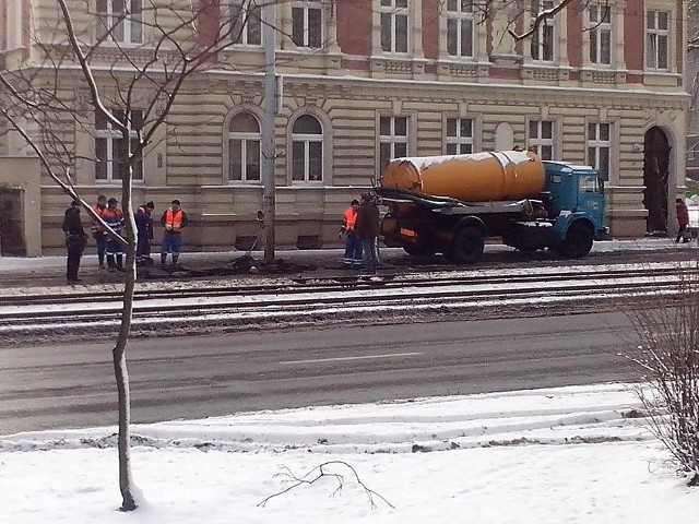 Ulica Jagiellońska w Bydgoszczy zamknięta z powodu awarii sieci wodociągowej.