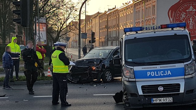 W sobotę rano w Koszalinie na skrzyżowaniu Alei Monte Cassino, ul. Franciszkańskiej i Niepodległości doszło do wypadku. Z wozem policyjnym zderzyło się auto osobowe. Na miejsce przyjechała karetka. Trzy osoby zostały zabrane do szpitala na badania. Policyjny radiowóz jechał ul. Armii Krajowej w kierunku al. Monte Cassino na sygnale. Policjanci zostali bowiem wezwani do pilnej interwencji. Na skrzyżowaniu z ul. Franciszkańską doszło do zderzenia z samochodem VW touran. - Policyjny radiowóz jechał jako pojazd uprzywilejowany.  Będziemy wyjaśniać, jakie i dla którego kierunku przejazdu były wówczas włączone światła sygnalizatora na skrzyżowaniu - mówi st. Sierż. Beata Gałka, rzecznik koszalińskiej komendy policji. Do szpitala na obserwacje został zabrany policjant i policjantka z radiowozu oraz dziecko, które jechało w VW touranie. Zobacz także: Śmiertelny wypadek w Mścicach