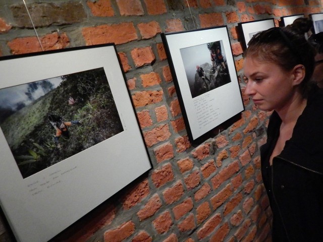 - Na zdjęciach Arcimowicza można zobaczyć nieznane miejsca na świecie- mówi Agnieszka Żerdecka, która przyszła na wernisaż.