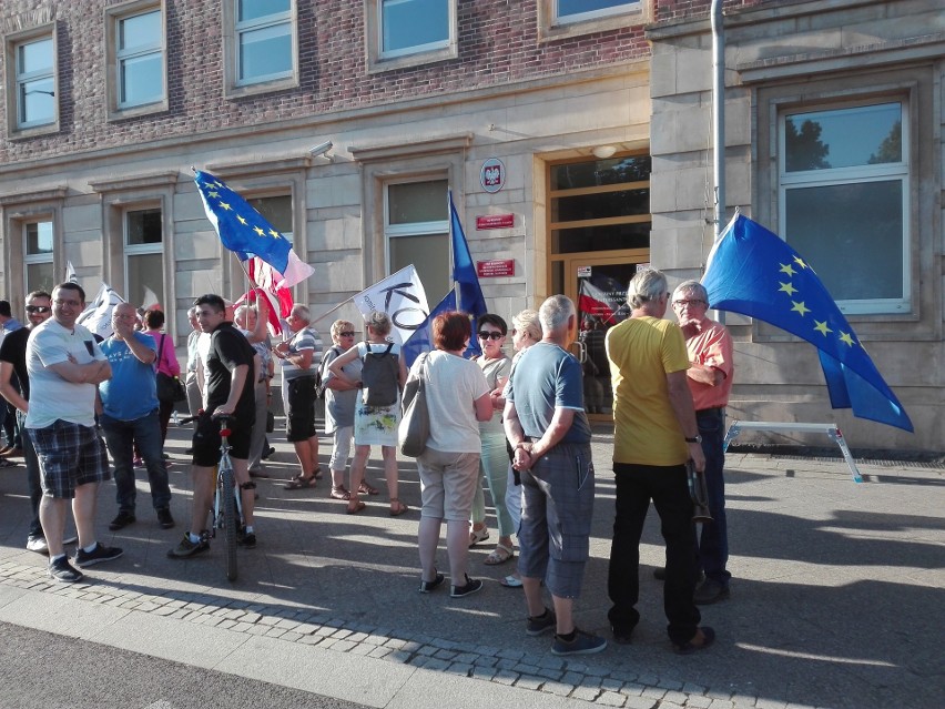 "Stańcie przed sądami", czyli kolejny protest przed sądem w Szczecinie