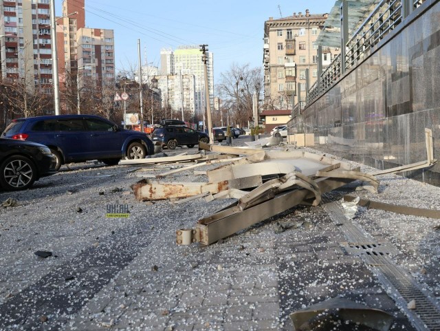 Kijów. Władze miasta przekazały, że w wyniku rosyjskiego ataku zginęła jedna osoba, a 21 zostało rannych. Ukraińskie media publikują zdjęcia ze stolicy.
