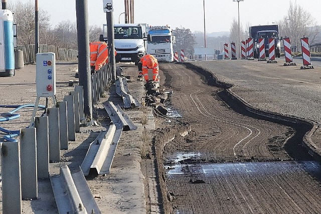 Rozpoczęło się frezowanie asfaltu na wiadukcie na ul. Dąbrowskiego - na nitce prowadzącej w stronę centrum.WIĘCEJ INFORMACJI NA KOLEJNYM SLAJDZIE