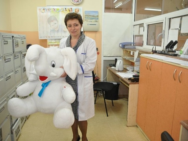 Kobieta Przedsiębiorcza 2013 roku prezentuje słonika, którego przychodnia wylicytowała w czasie Wielkiej Orkiestry Świątecznej Pomocy. Dziś służy do zabawy małym pacjentom.