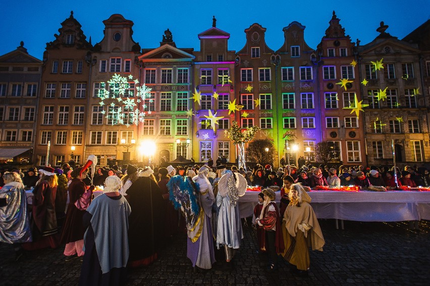 Wigilia na Długim Targu w Gdańsku (22.12.2019). Opłatek, wspólne kolędowanie i świąteczne życzenia [zdjęcia]