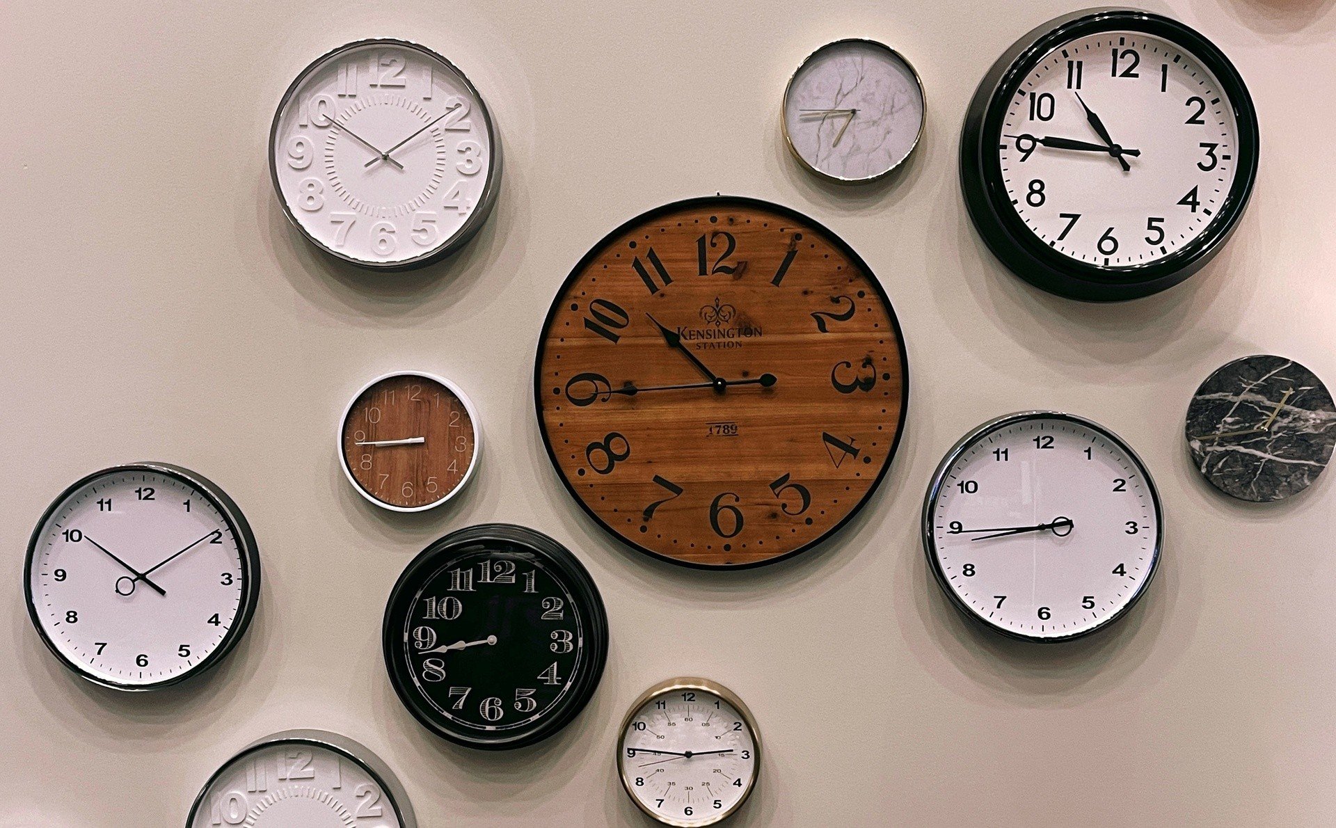 Modny zegar do salonu, sypialni i kuchni. Wyjątkowa dekoracja do wnętrza.  Jak wybrać najlepszy zegar na ścianę? | RegioDom
