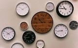 Modny zegar do salonu, sypialni i kuchni. Wyjątkowa dekoracja do wnętrza. Jak wybrać najlepszy zegar na ścianę?