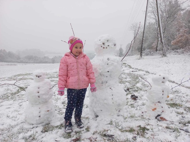 W niektórych miejscach w regionie świętokrzyskim spadło tyle śniegu, że udało się ulepić nawet kilka bałwanów... Największą radość miały oczywiście dzieci. Zobaczcie Wasze zdjęcia z pierwszych opadów śniegu w Świętokrzyskiem >>>