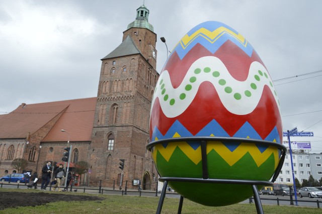 Jajo stoi w samym centrum Gorzowa. Nieopodal głównego skrzyżowania i katedry.