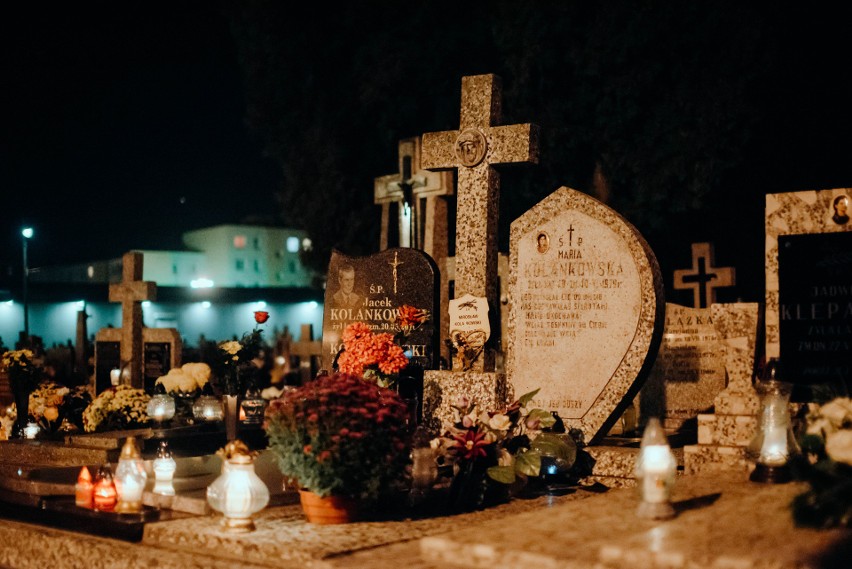 Cmentarz w Ostrowi Mazowieckiej nocą. W wigilię Dnia Wszystkich Świętych [ZDJĘCIA]