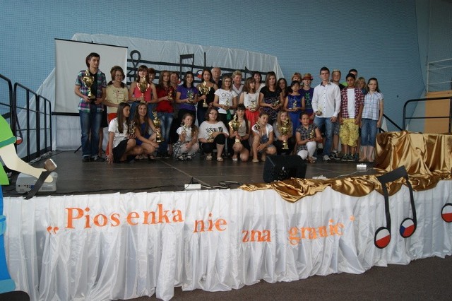 Młodzi czescy i polscy wokaliści udowodnili, że "Piosenka na zna granic&#8221;. Za swoje występy otrzymali złote puchary.