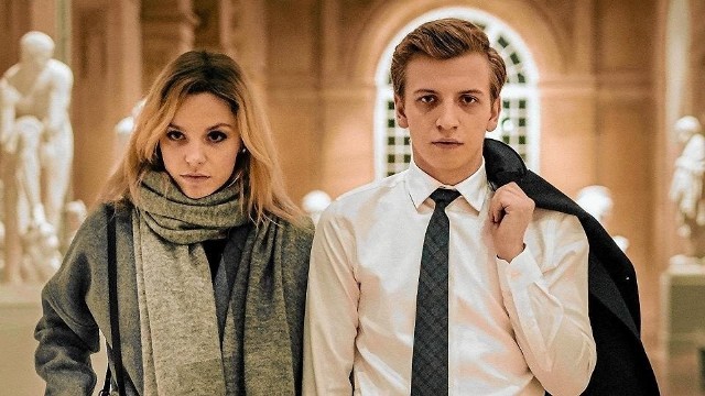 "Sala samobójców: Hejter"To polska produkcja, która w marcu trafi na Netfliksa. Film opowiada historię Tomka, który zostaje zatrudniony w agencji PR, która zarabia na tworzeniu konfliktów i chaosu na portalach społecznościowych. Tomek szybko odkrywa, że ma talent do szerzenia propagandy i tworzenia nieczystych gierek politycznych.player.pl