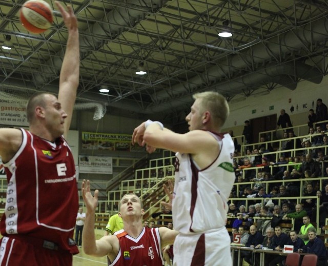 Marcin Stokłosa (z prawej) rzucił tylko 2 pkt.