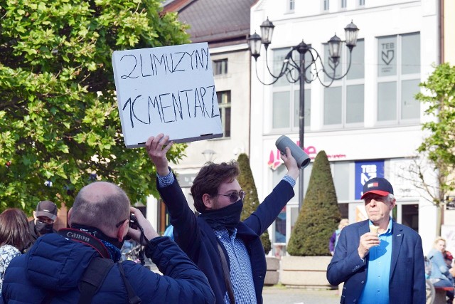 Mieszkańcy Rybnika na rynku protestowali przeciwko cenzurze w Trójce.Zobacz kolejne zdjęcia. Przesuwaj zdjęcia w prawo - naciśnij strzałkę lub przycisk NASTĘPNE