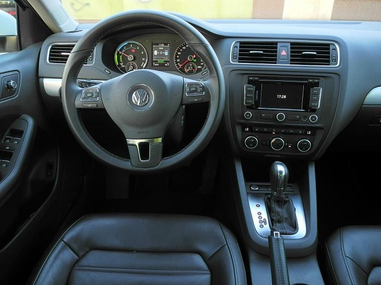 Testujemy: Volkswagen Jetta Hybrid – cichy sprinter