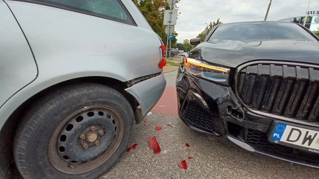 Na miejsce wezwany został patrol policji, który ustala dokładne okoliczności wypadku.