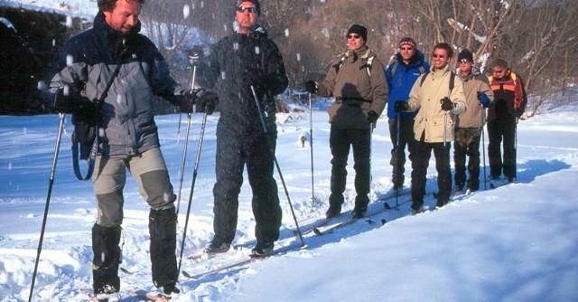 Turyści z Holandii na nartach w Bieszczadach.