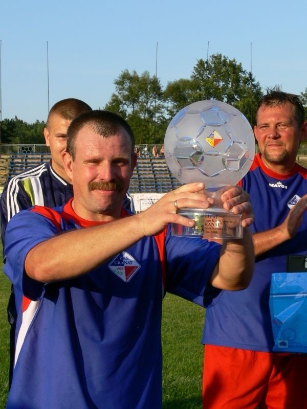 Legenda Granatu Skarżysko, Tomasz Chołuj, po 25 latach w Granacie zakończył karierę. Na zdjęciu z pamiątkową kryształową piłką.