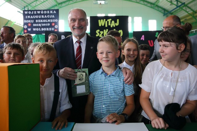 Wojewódzka inauguracja roku szkolnego w Wolborzu z udziałem wojewody Zbigniewa Raua i posłów PiS, w tym Antoniego Macierewicza