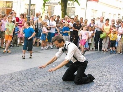 Tak zabawiał brzeską publiczność performer Shiva Grings. We wtorek znowu będziemy mieli okazję bawić się na jego show.