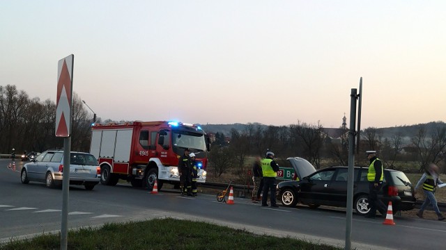 Jak informuje policja, na DK nr 19 w Domaradzu doszło do zderzenia dwóch volkswagenów. W zdarzeniu jedna osoba została ranna, zablokowany jest pas ruchu w kierunku Brzozowa, obowiązuje ruch wahadłowy. Utrudnienia mają potrwać do godz. 20.