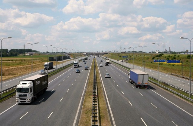 W ostatnim tygodniu ruch aut osobowych na polskich drogach spadł, zwiększył się za to ruch aut ciężarowych.Fot. GDDKiA