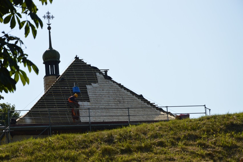 Trwa remont dachu cerkwi św. Jerzego w Bytowie. To zabytkowy...