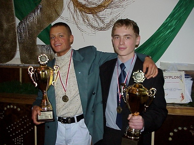 Sportowcy Roku 2001: od lewej kolarz Robert Peterczuk i tancerz Tomasz Chmiel.