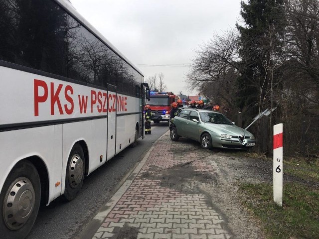 Samochód po zderzeniu z autobusem, wpadł na chodnik. Piesi zdążyli uciec w ostatniej chwili