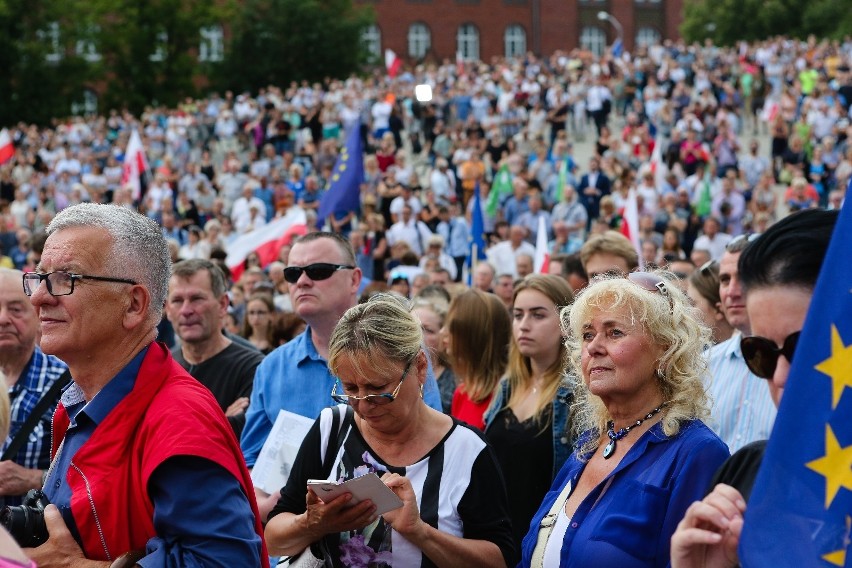 Protest na Placu Solidarności przeciwko reformie sądów. Przyszedł tłum [zdjęcia, wideo] 