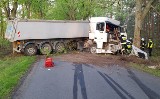 Ciężarówka uderzyła w drzewo w Kozubach w gminie Pokój. Kierowca w ciężkim stanie trafił do Uniwersyteckiego Szpitala Klinicznego w Opolu
