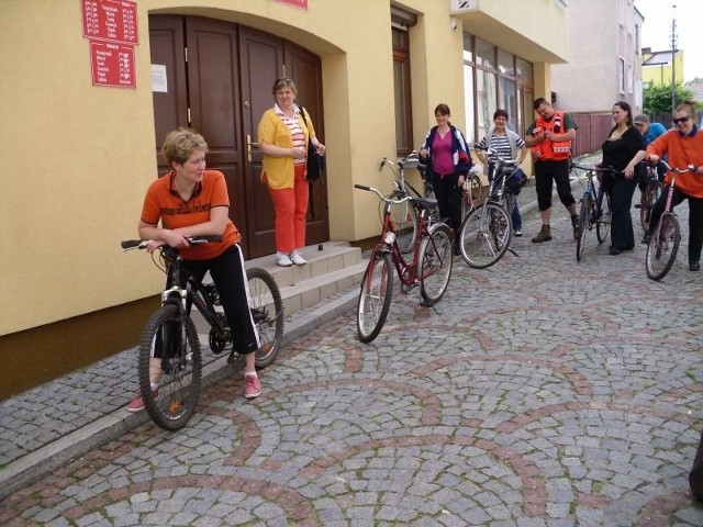Uczestnicy rajdu wyruszyli spod budynku Miejsko-Gminnej Biblioteki Publicznej w Iłży. Na rower wsiadła także dyrektor placówki Teresa Niewczas.