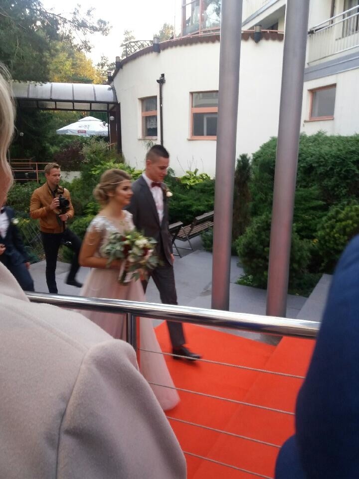 Piotr Ostrowski poślubił Natalię. Na weselu byli znani piłkarze